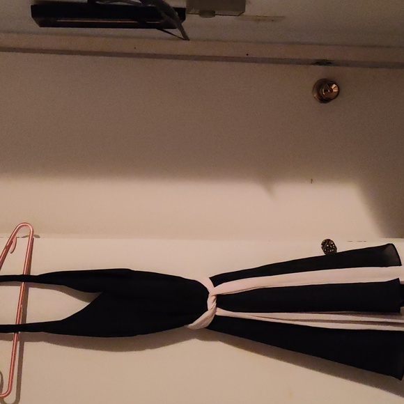 Gorgeous black, short prom dress, flattering cut. Chiffon under skirt area. - Picture 3 of 4